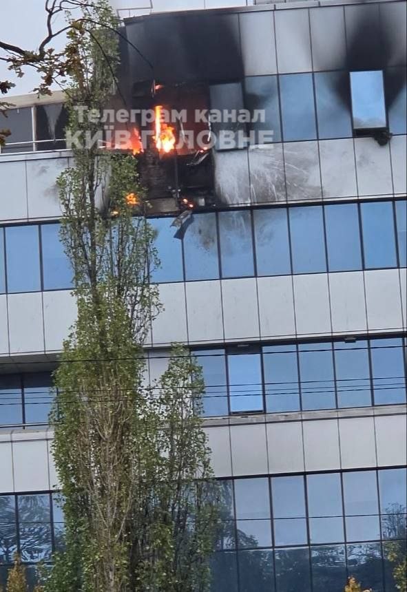 Дрон влучив у багатоповерхову офісну будівлю в Києві: що відомо